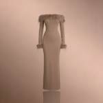 فستان طويل بأكمام طويلة وأكتاف مكشوفة