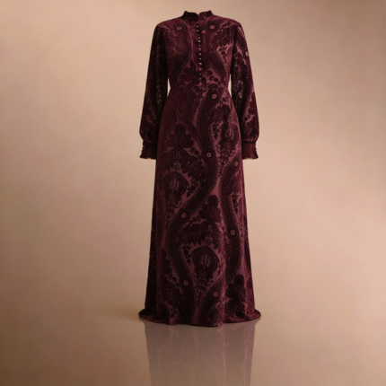 فستان بياقة عالية وذيل