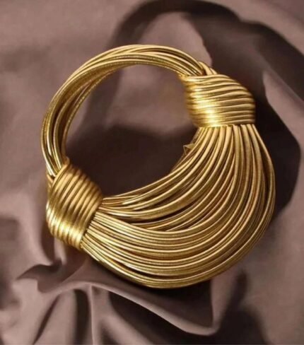 حقائب نسائية جديدة من الذهب الفاخرة من ماركة مصممين شهيرة، حُزمة أكياس متشابكة بأسلوب نودلز، حبل مُربوط يجعلها تبدو عصرية للغاية، تصلح للإستخدام في المساء كحقيبة أنيقة